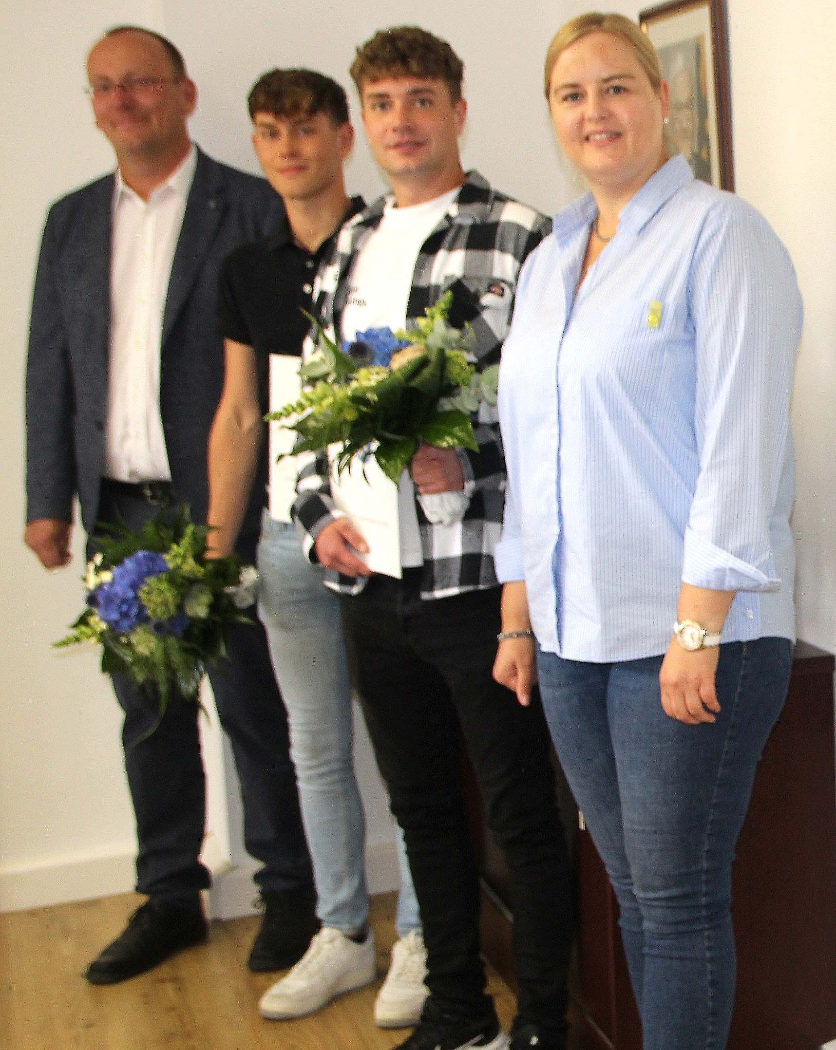 Beide Azubis mit dem OB