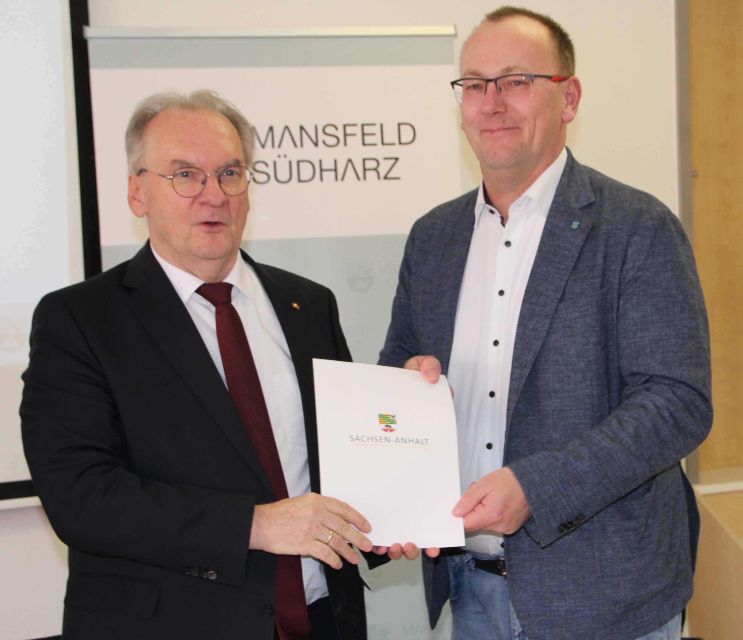 Ministerpräsident übergibt Förderbescheid an OB Sven Strauß