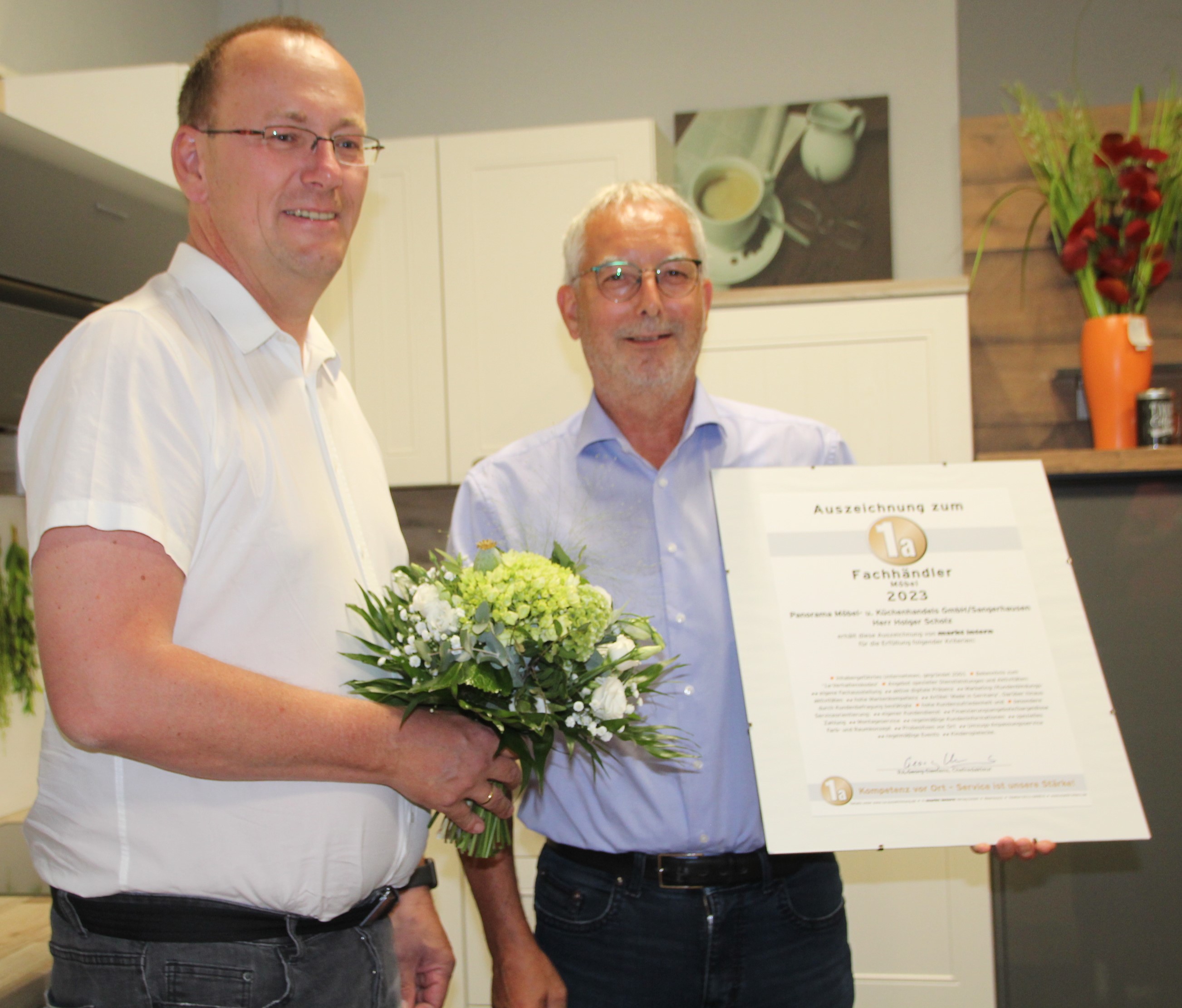 Oberbürgermeister übergibt Urkunde an Holger Scholz