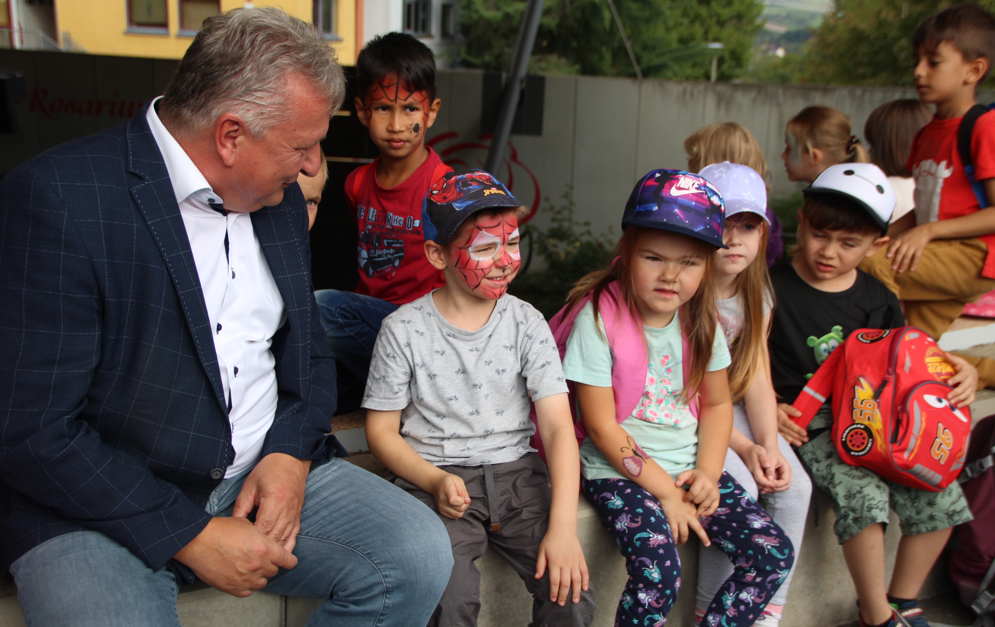 Herr Schuster mitten in einer Kindergruppe