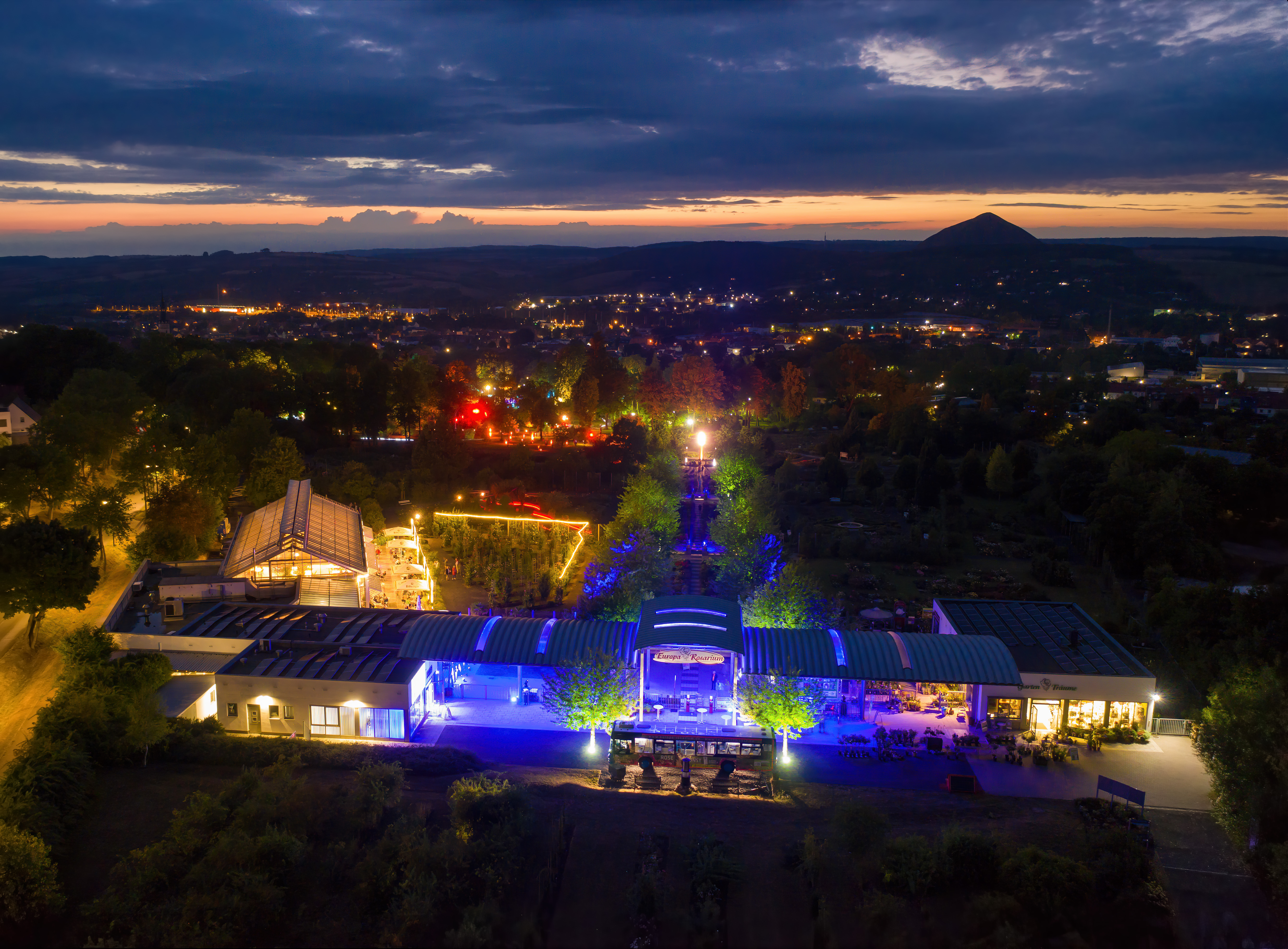 Blick von dem beleuchteten Rosarium Richtung Halde
