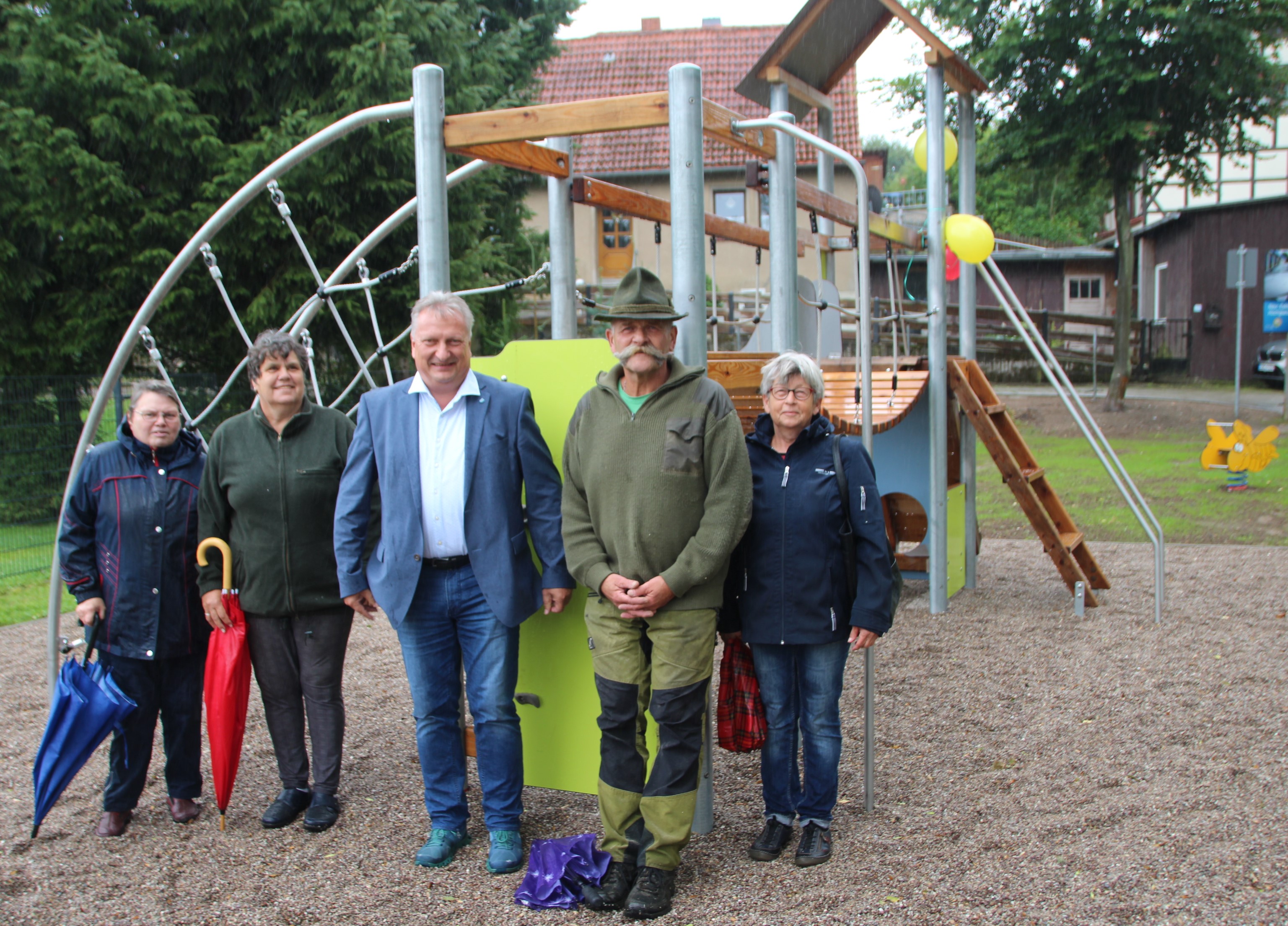 Die Gruppe aus Rotha steht vor einem Klettergerüst. 