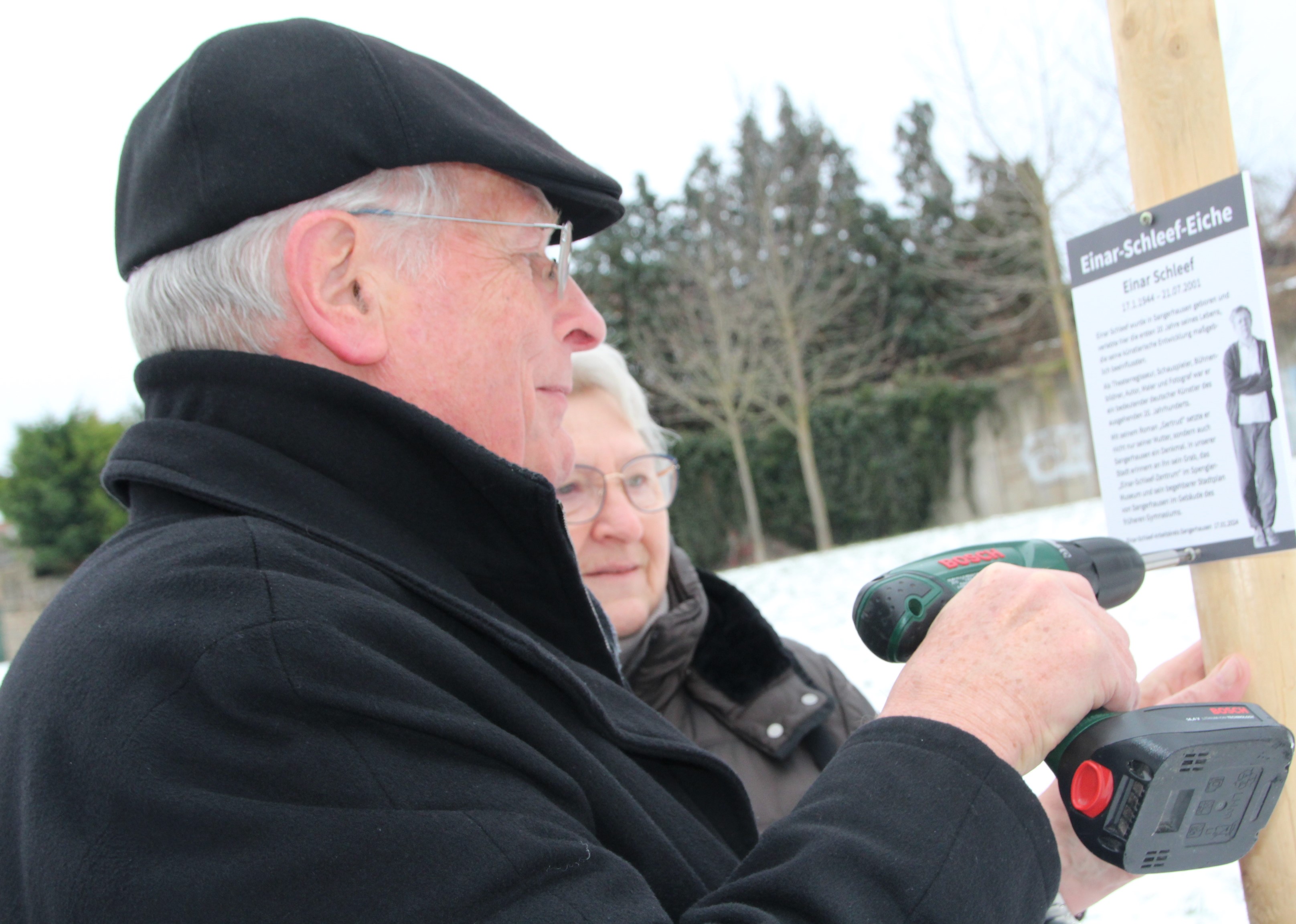 Erinnerungstafel wird angebracht